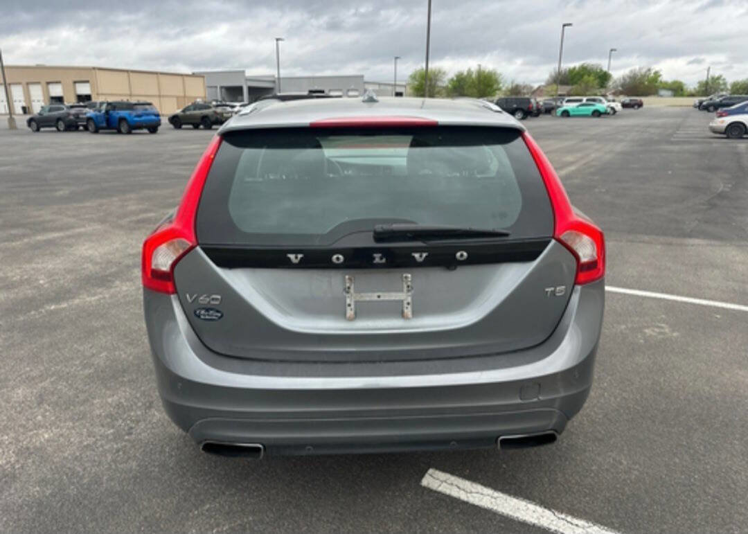 Used 2016 Volvo V60 T5 Premier w/ Convenience Package image 4