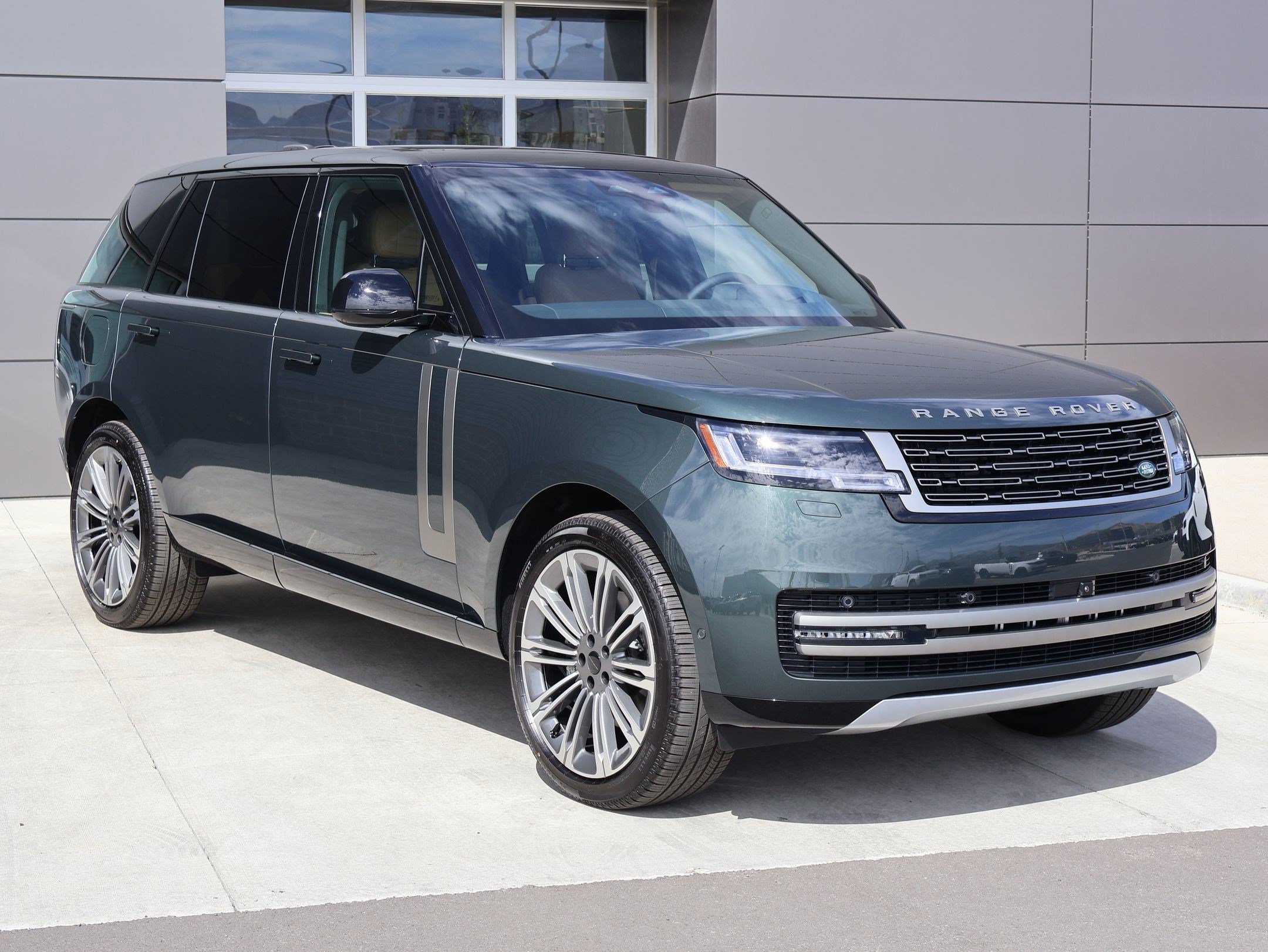 New 2026 Land Rover Range Rover Long Wheelbase SE AWD/4WD image 3