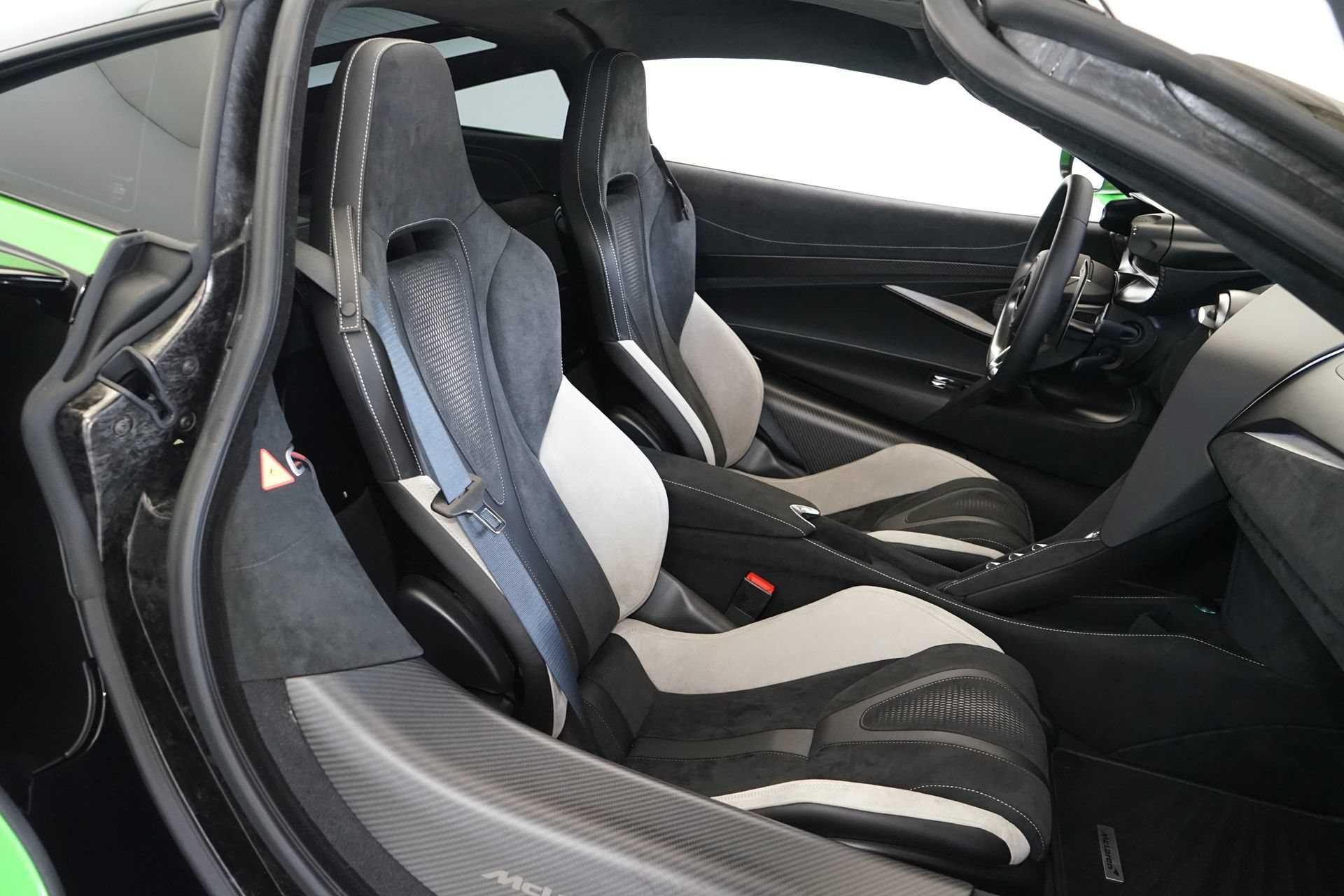 Used 2024 McLaren 750S RWD image 20