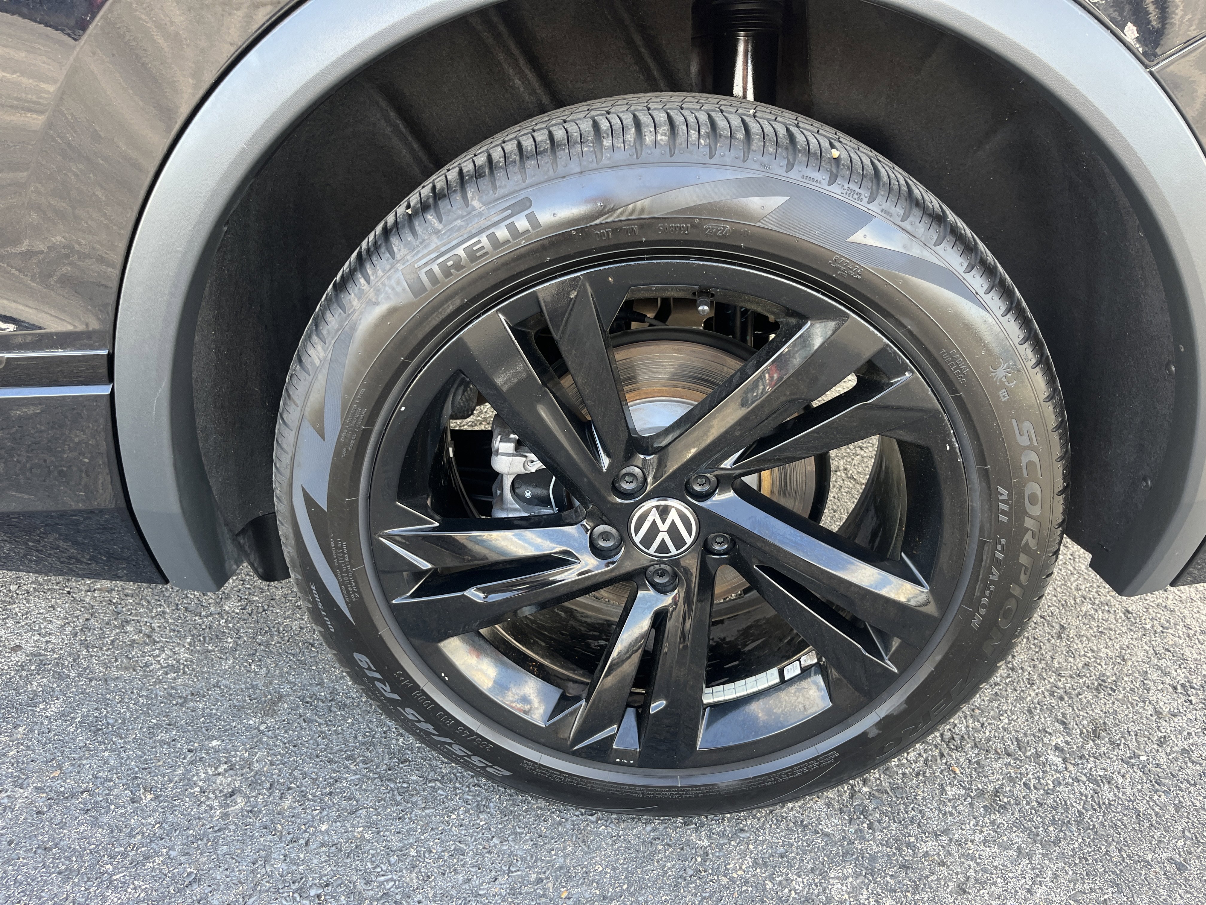 Used 2024 Volkswagen Tiguan SE R-Line image 9