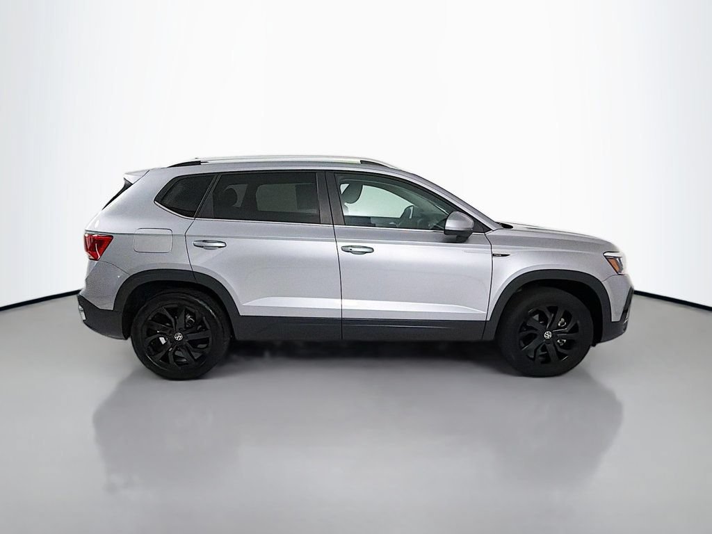 Used 2023 Volkswagen Taos SE w/ Panoramic Sunroof Package FWD image 8