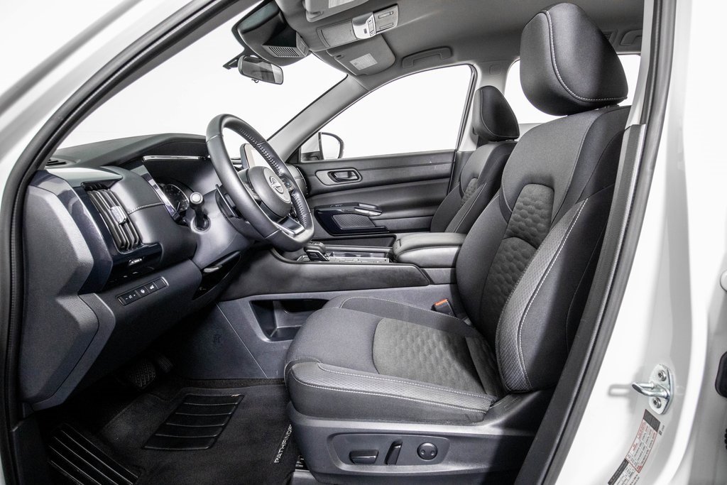 Used 2025 Nissan Pathfinder SV image 9
