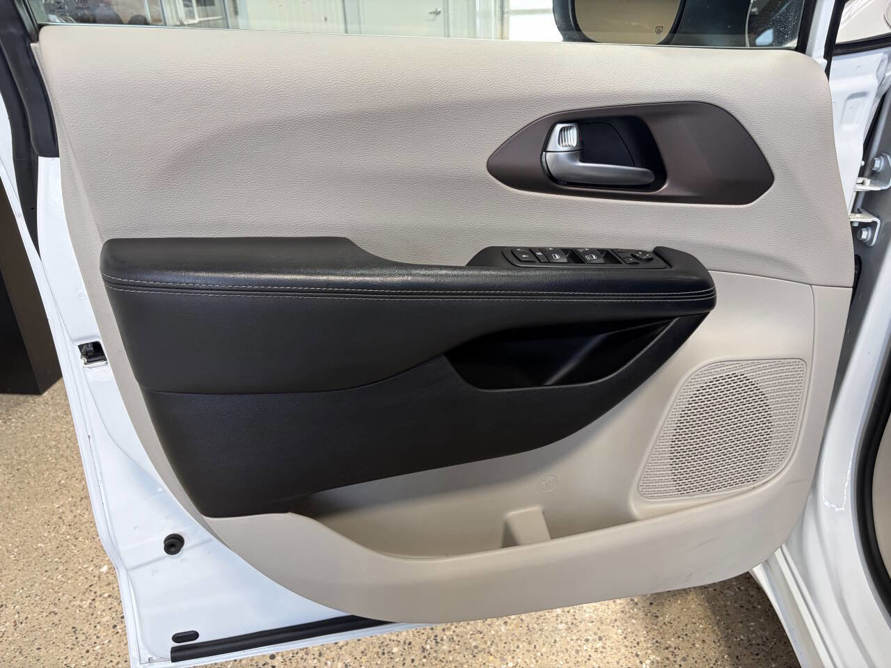 Used 2021 Chrysler Voyager LX image 19