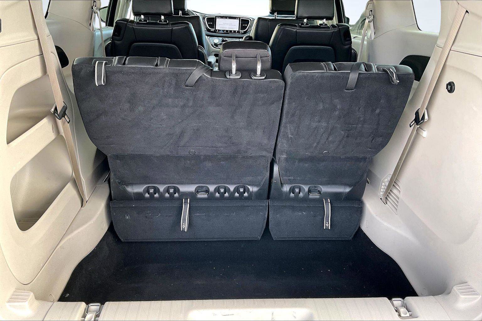 Used 2023 Chrysler Pacifica Touring-L image 5