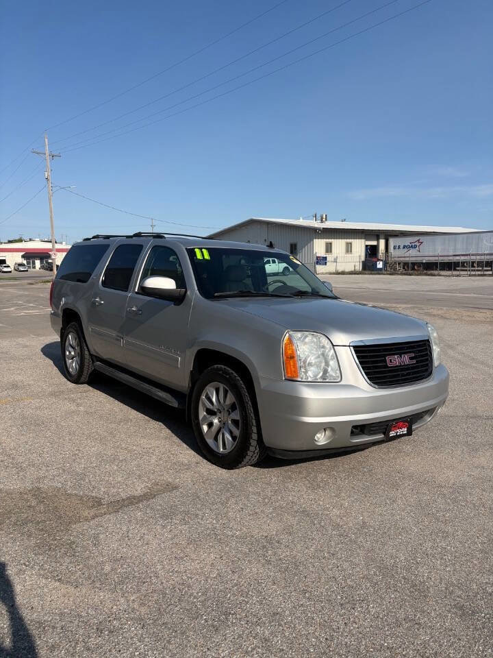 Used 2011 GMC Yukon XL SLT w/ SLT-2 Equipment Package AWD/4WD image 2