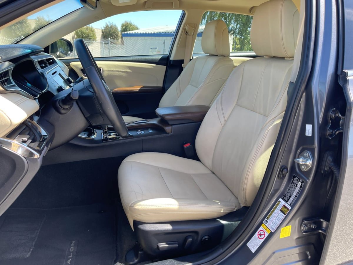 Used 2018 Toyota Avalon XLE Premium w/ Preferred Accessory Package FWD image 12