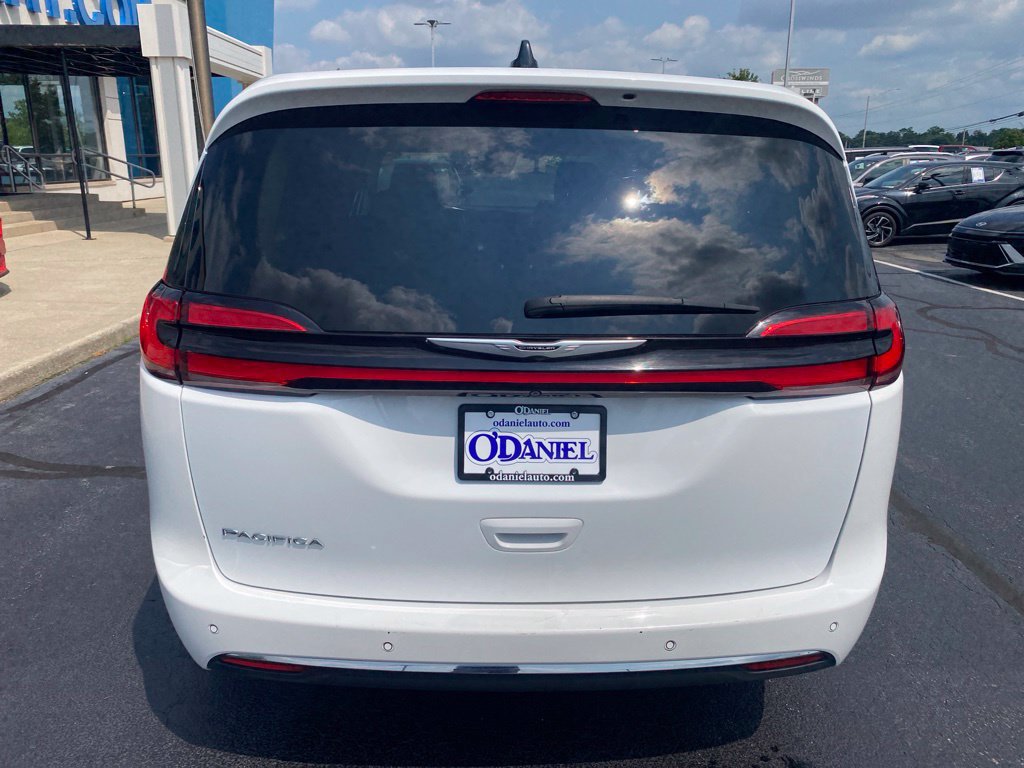 Used 2023 Chrysler Pacifica Touring-L FWD image 5
