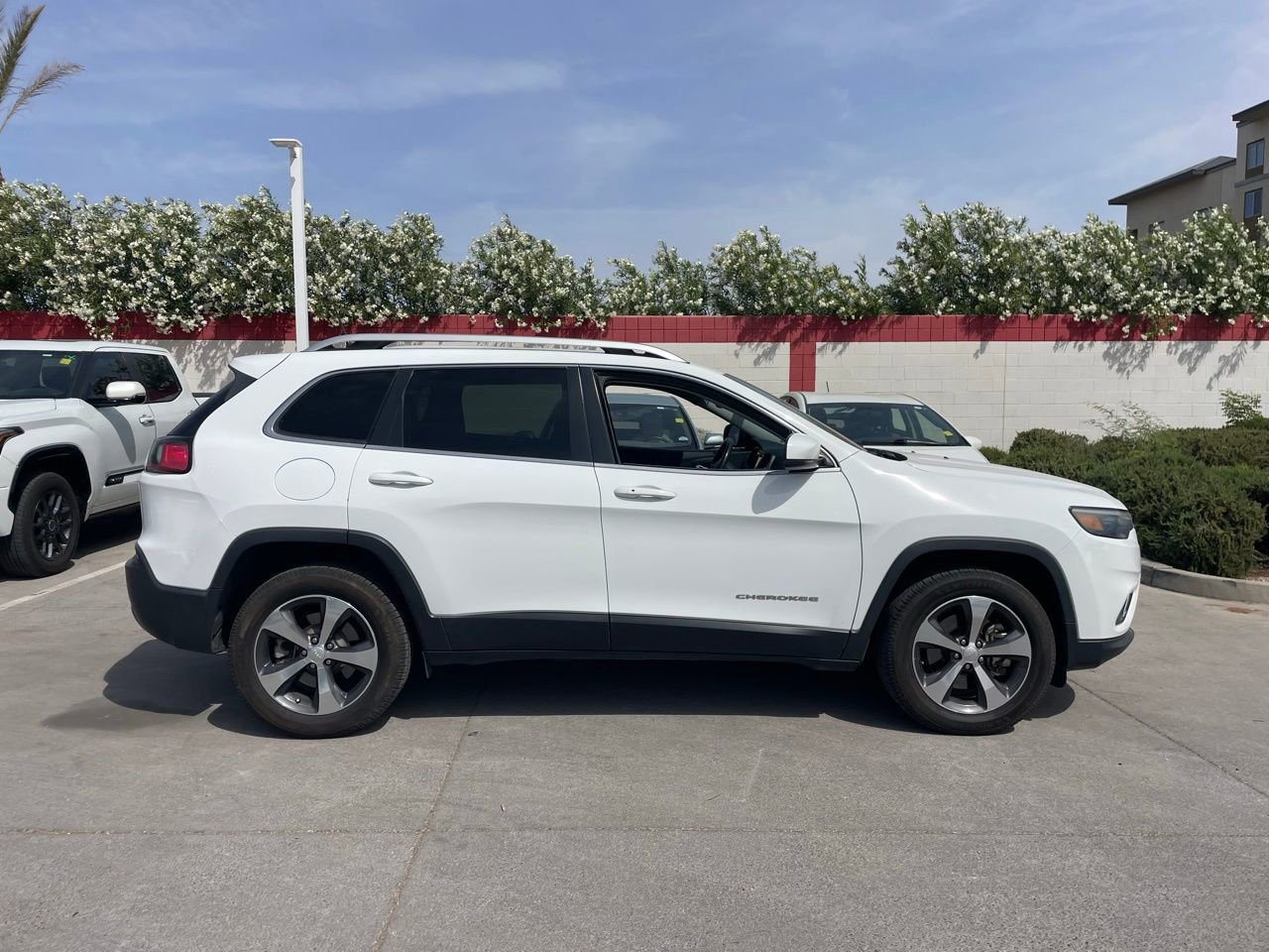 Used 2019 Jeep Cherokee Limited image 3