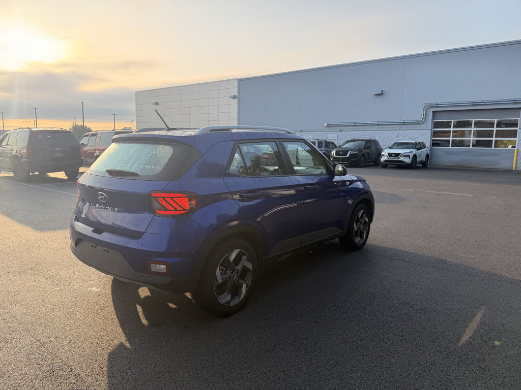 Used 2024 Hyundai Venue Limited FWD image 4