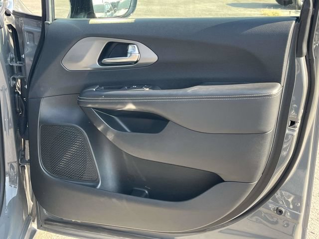 Used 2025 Chrysler Pacifica Select FWD image 25
