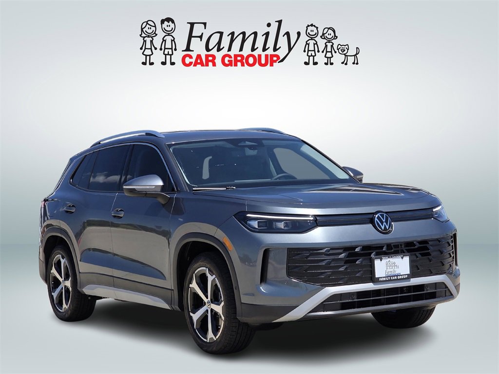 New 2025 Volkswagen Tiguan SE image 2
