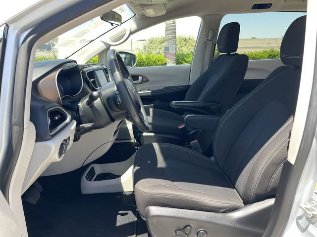 Used 2022 Chrysler Voyager LX FWD image 18