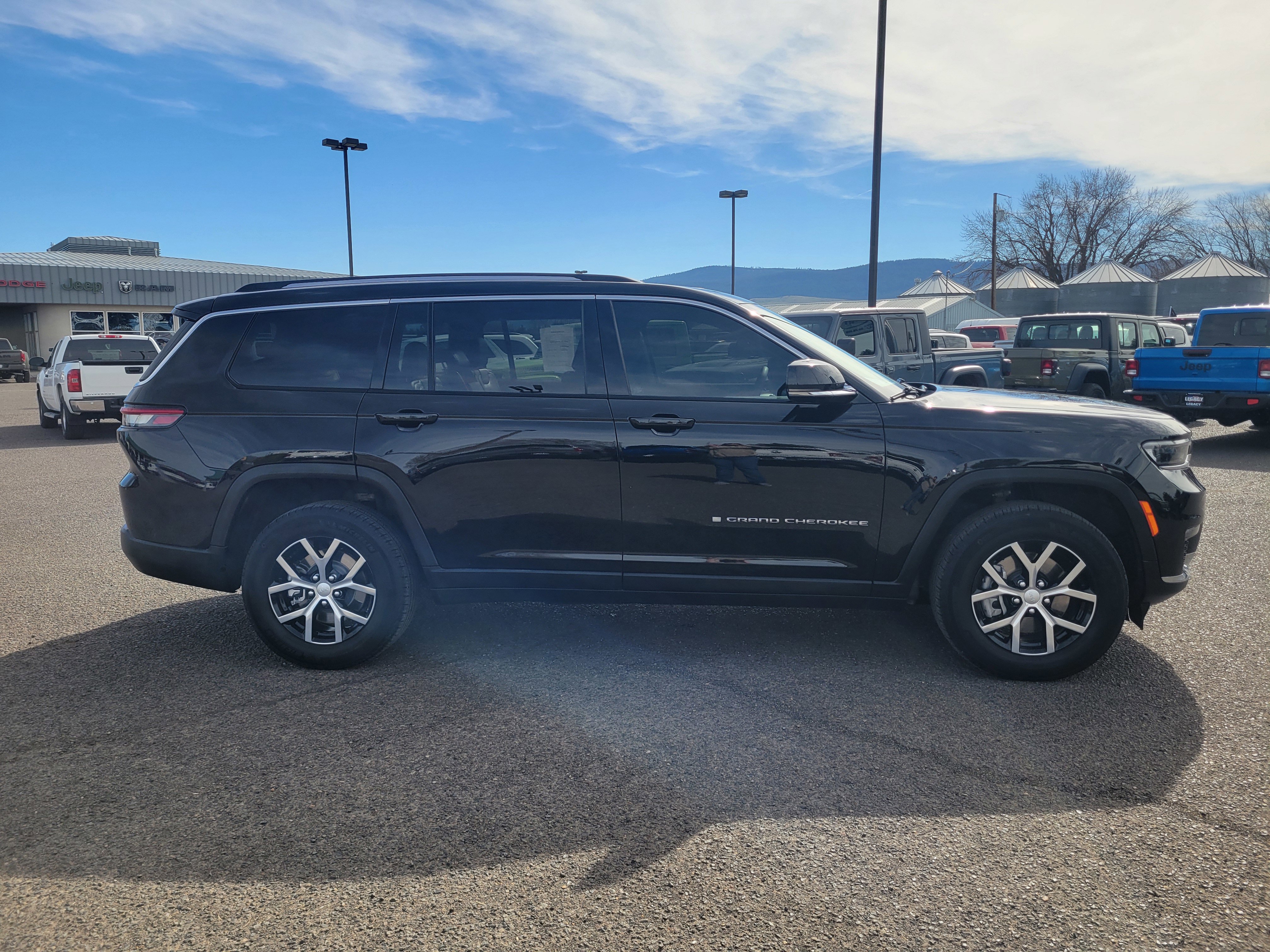Used 2024 Jeep Grand Cherokee L Limited image 2