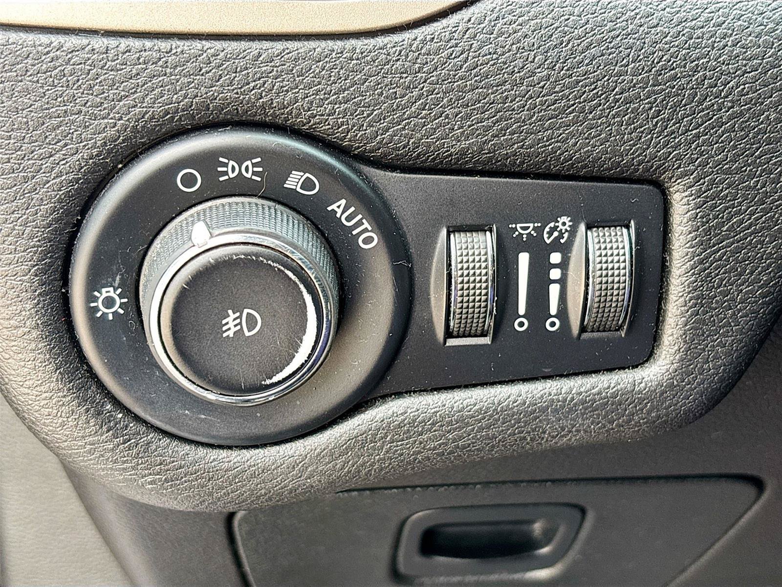 Used 2017 Jeep Cherokee Latitude w/ Cold Weather Group AWD/4WD image 10