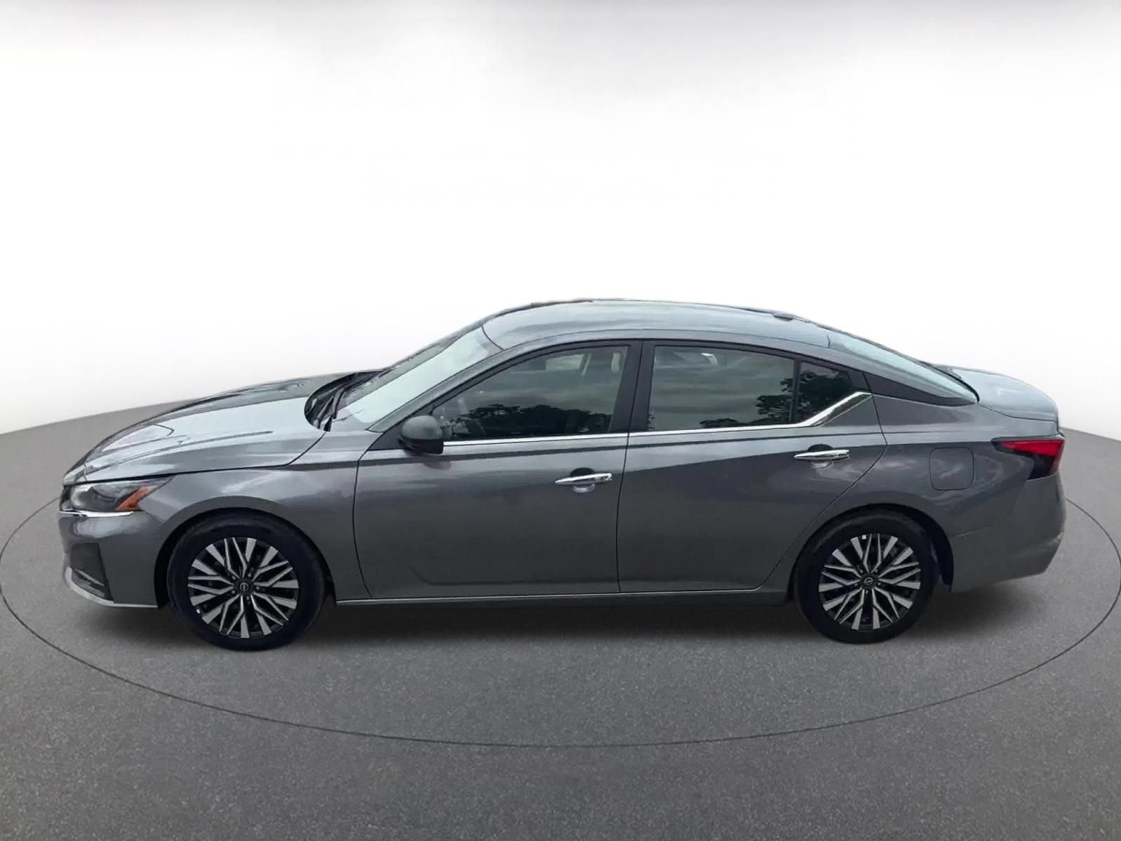 Used 2025 Nissan Altima 2.5 SV FWD image 7