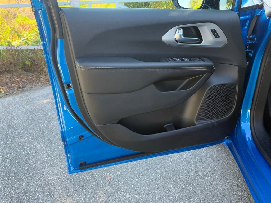 New 2026 Chrysler Pacifica Limited image 31