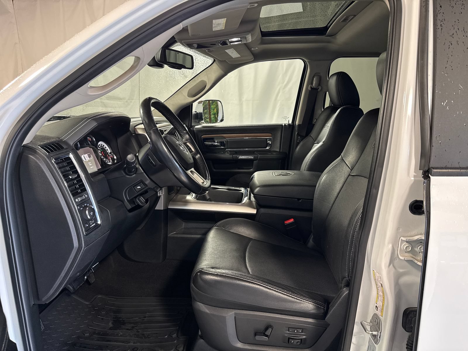 Used 2017 RAM 2500 Laramie w/ Convenience Group AWD/4WD image 3
