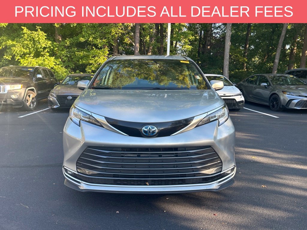 Used 2021 Toyota Sienna Limited FWD image 3