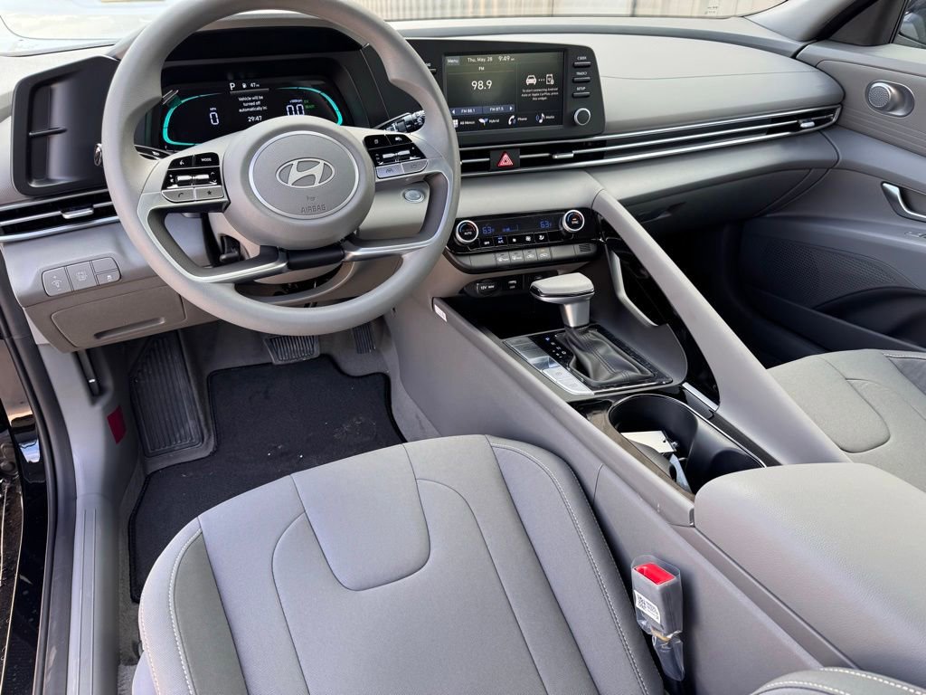 New 2026 Hyundai Elantra Hybrid FWD image 2