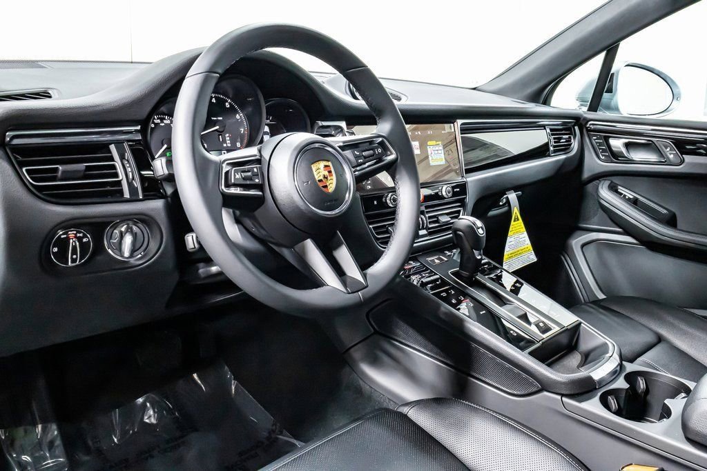 Certified 2025 Porsche Macan image 4