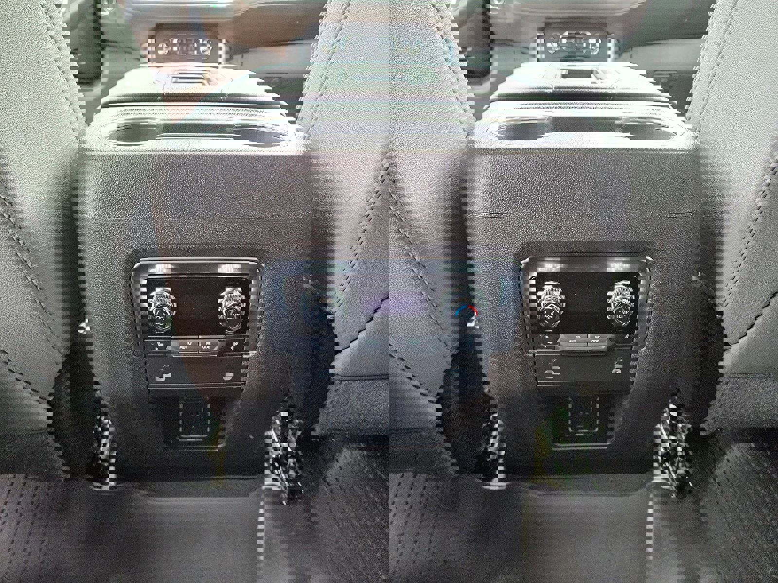 Used 2024 GMC Yukon SLT w/ SLT Luxury Package image 24