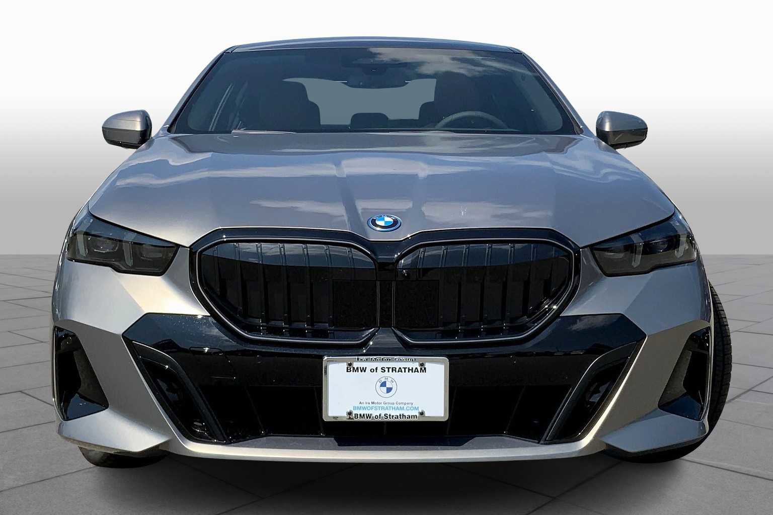 New 2026 BMW 550e xDrive w/ Executive Package image 3