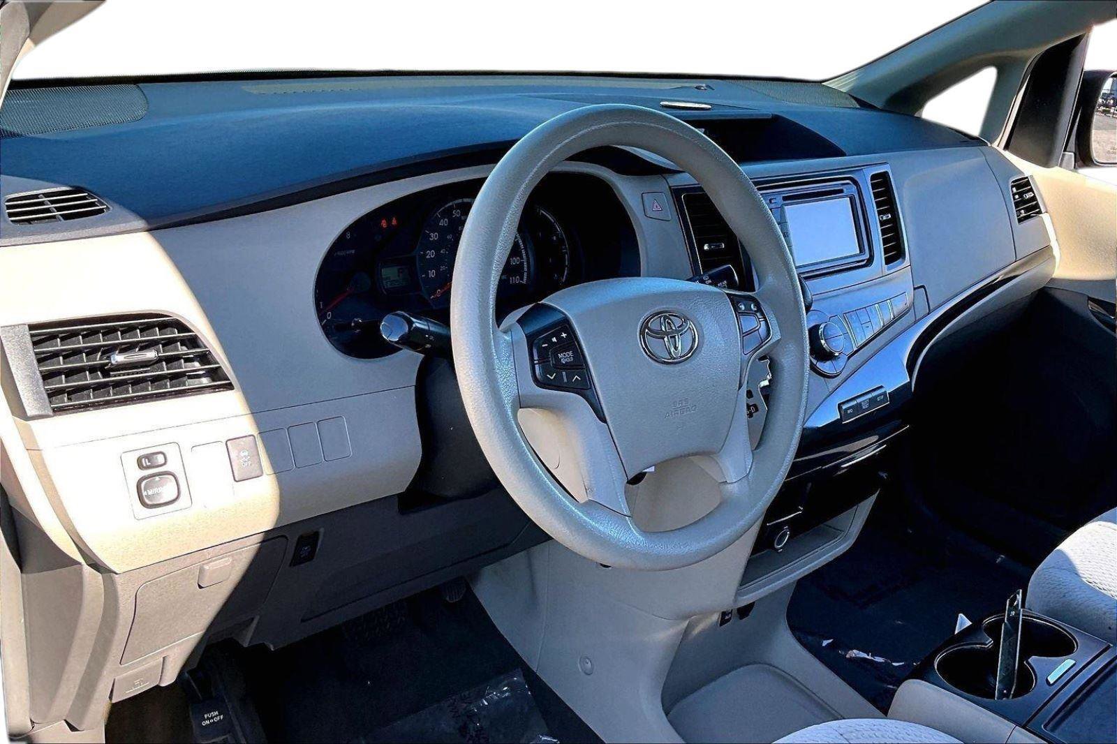 Used 2013 Toyota Sienna LE w/ Towing Pkg image 12