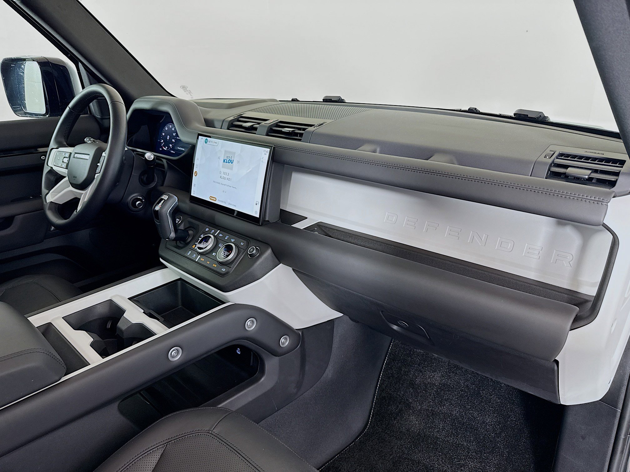 Used 2025 Land Rover Defender 110 X-Dynamic SE image 27