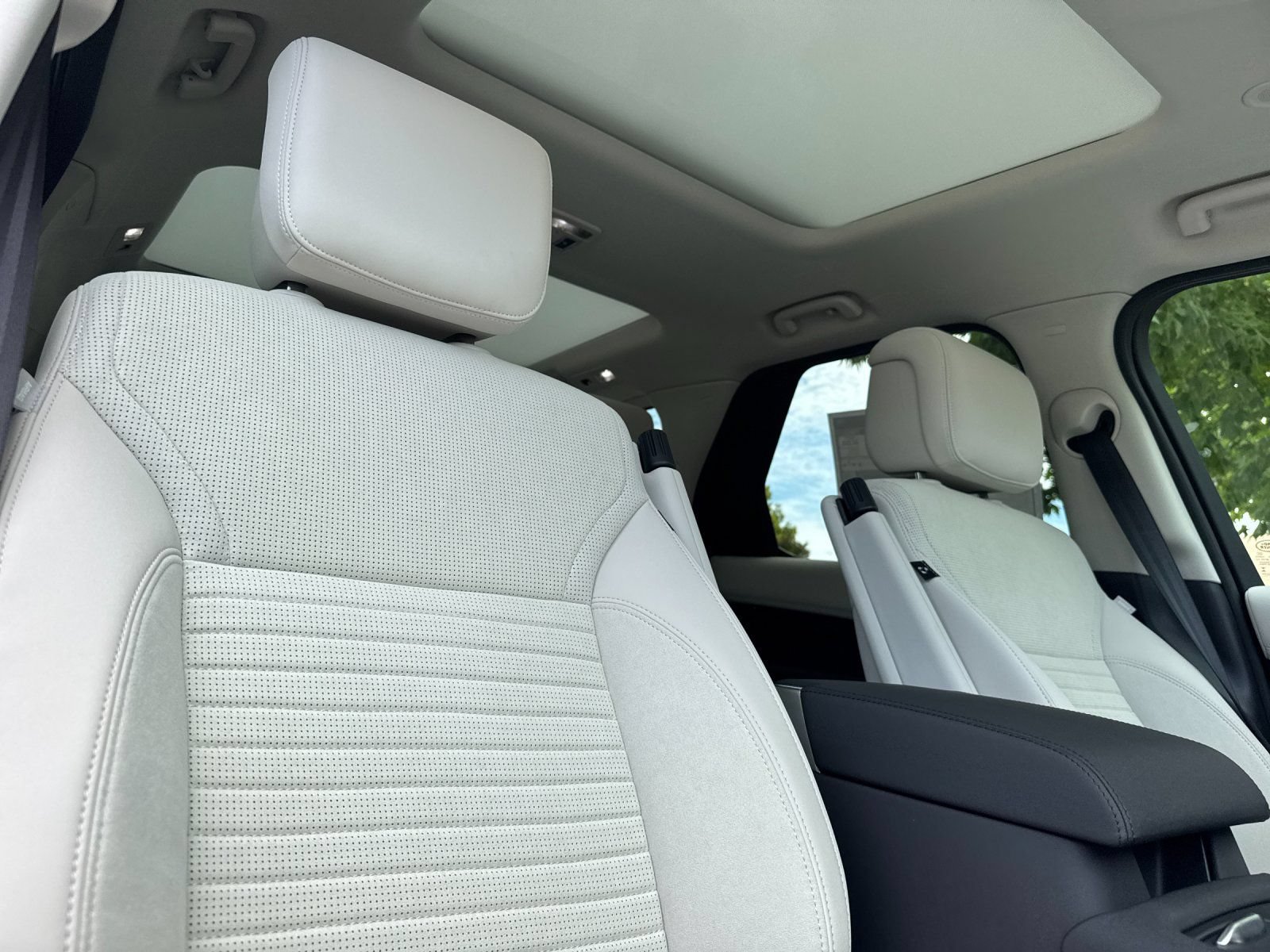 New 2026 Land Rover Discovery S AWD/4WD image 17