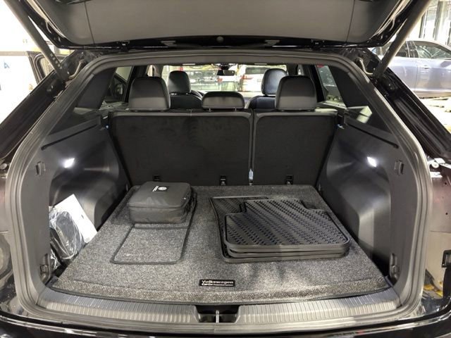 Used 2024 Volkswagen Atlas Cross Sport SEL R-Line image 25