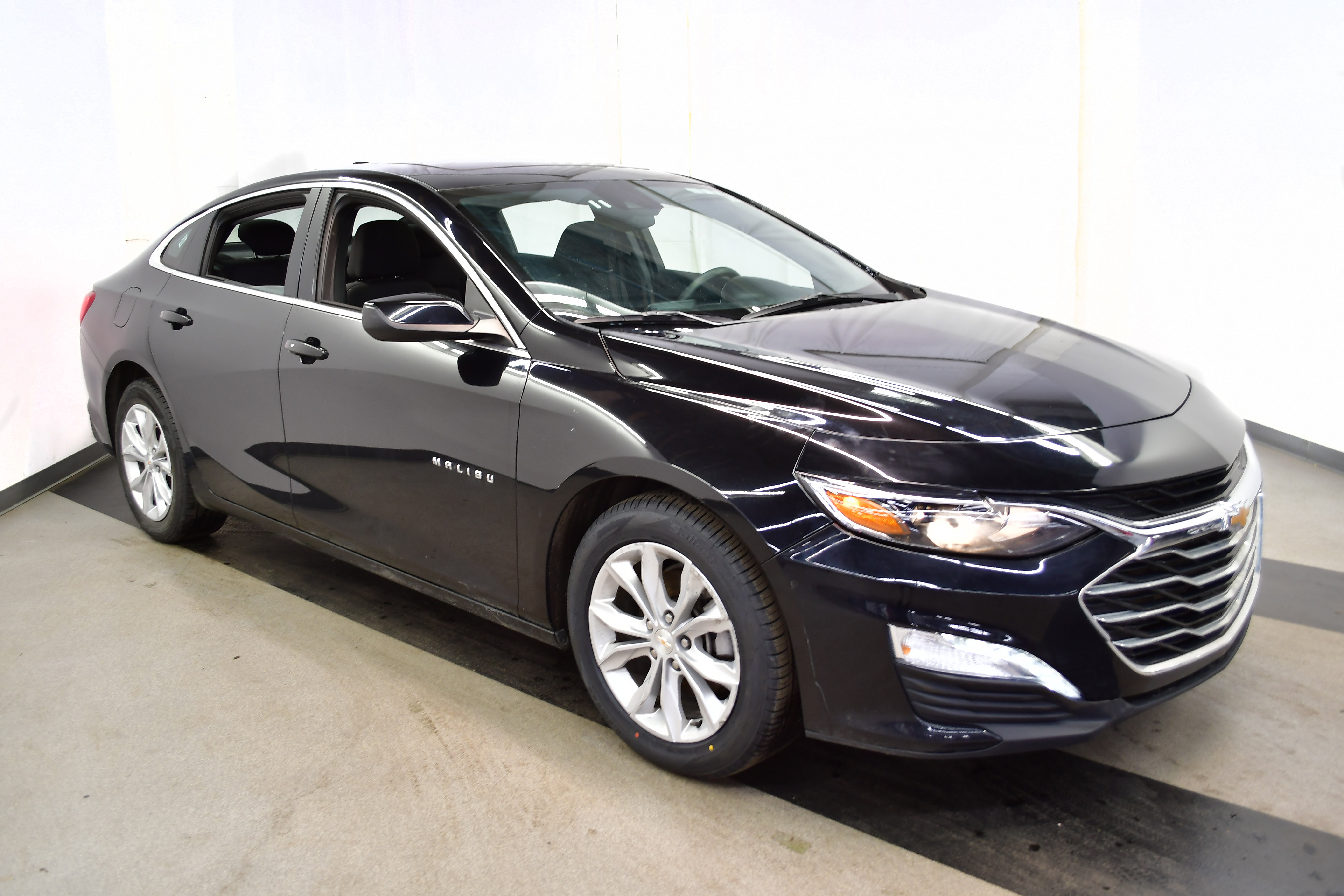 Used 2024 Chevrolet Malibu LT image 2