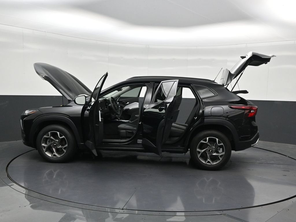 Used 2025 Chevrolet Trax LT FWD image 33