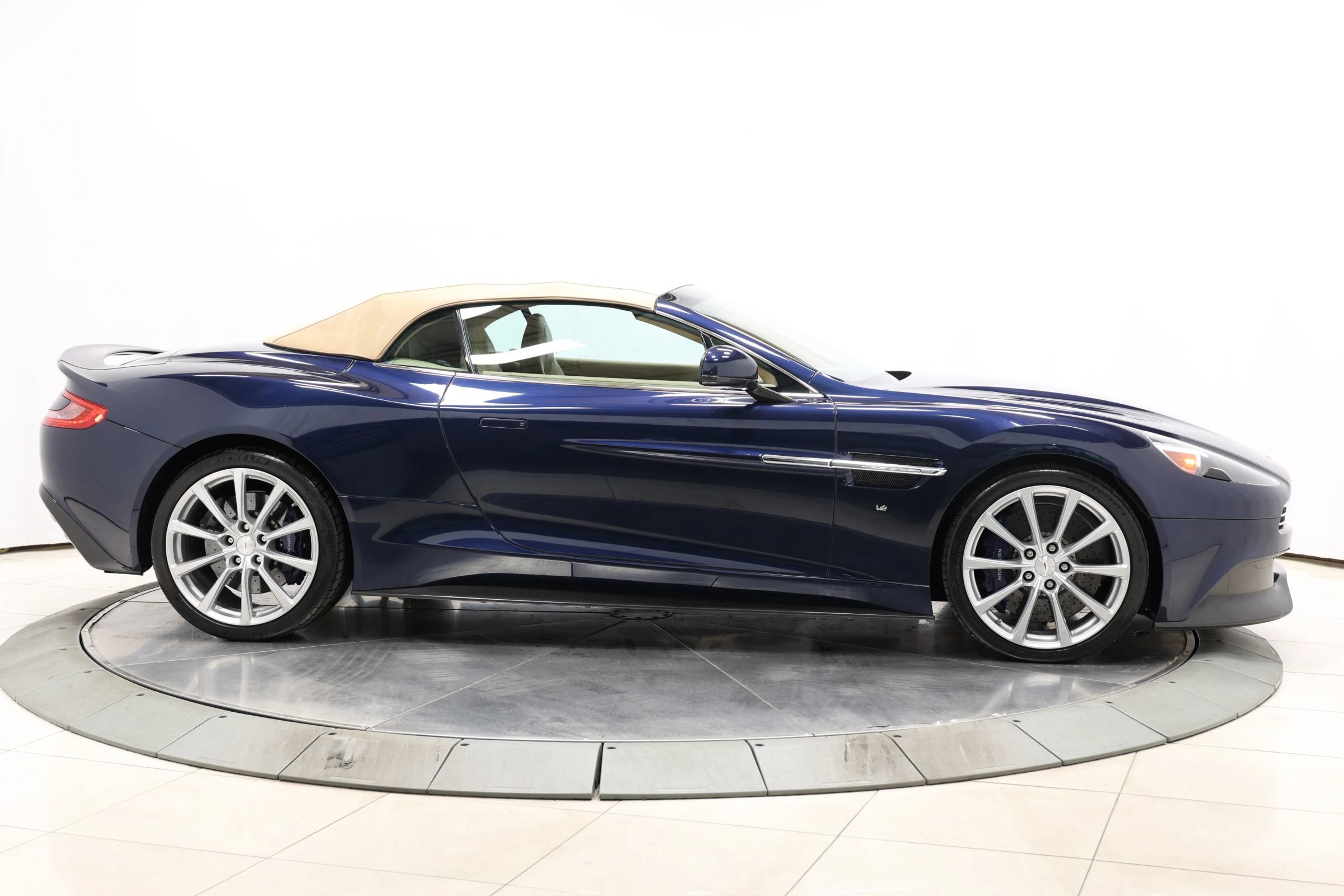 Used 2016 Aston Martin Vanquish Volante RWD image 94