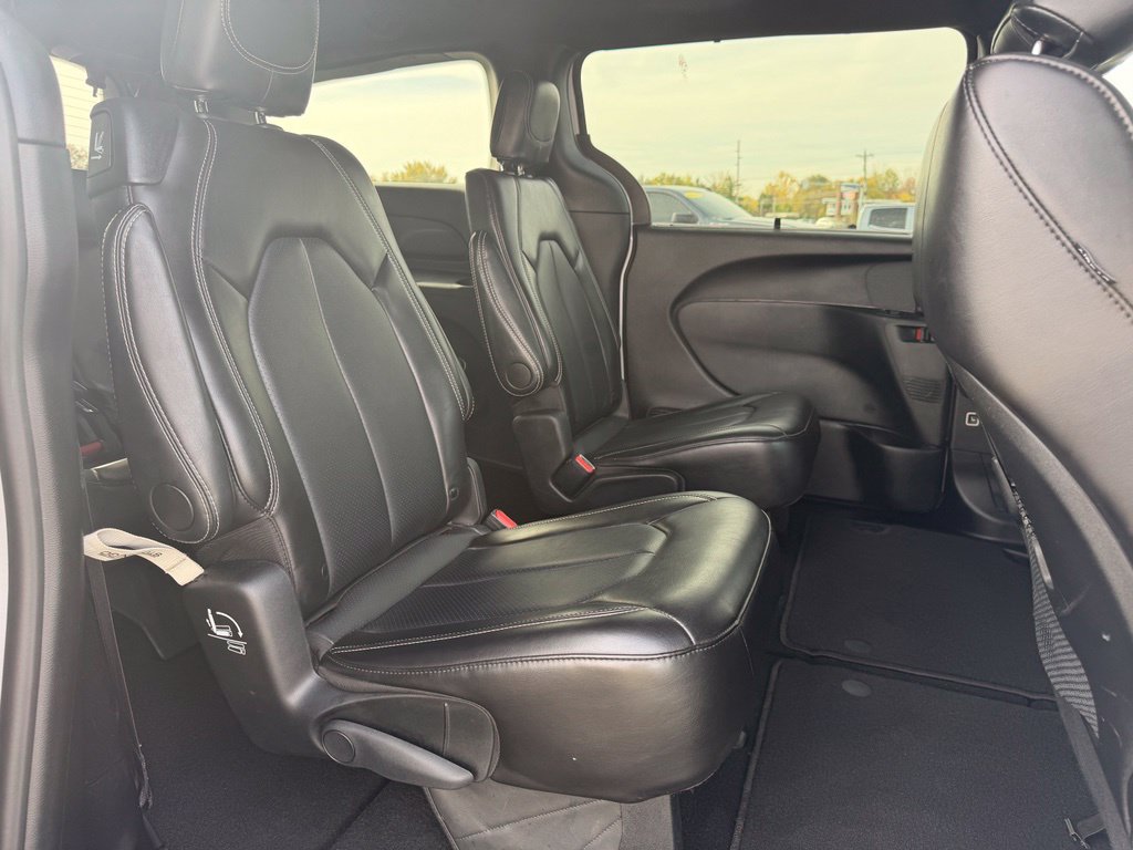 Used 2025 Chrysler Pacifica Select FWD image 15