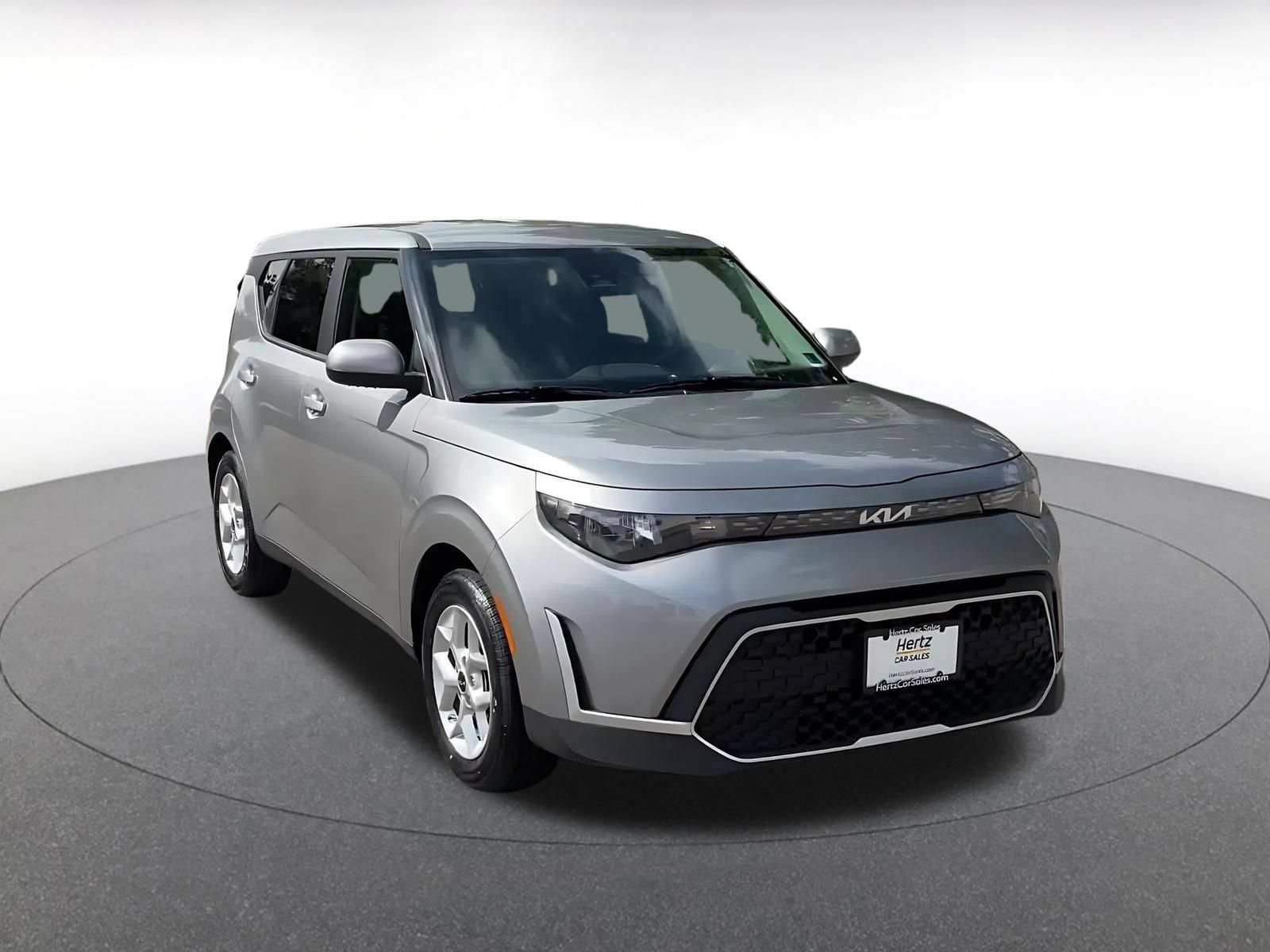 Used 2025 Kia Soul LX w/ LX Technology Package FWD image 3