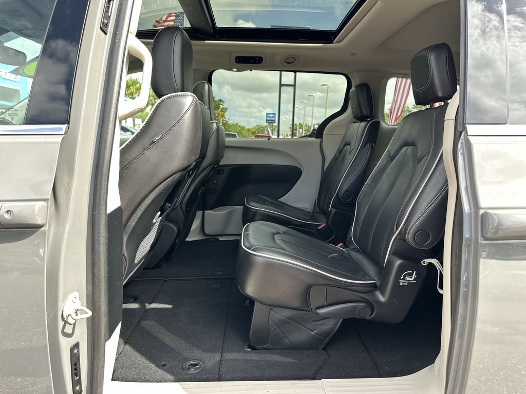 Used 2023 Chrysler Pacifica Limited FWD image 19