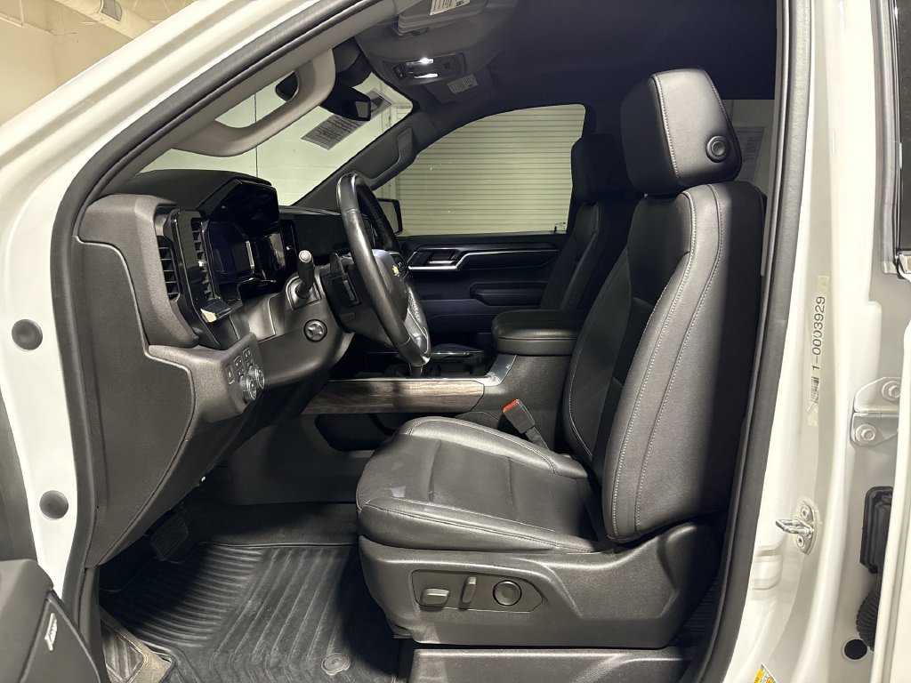 Used 2023 Chevrolet Silverado 1500 LTZ w/ LTZ Convenience Package II AWD/4WD image 19