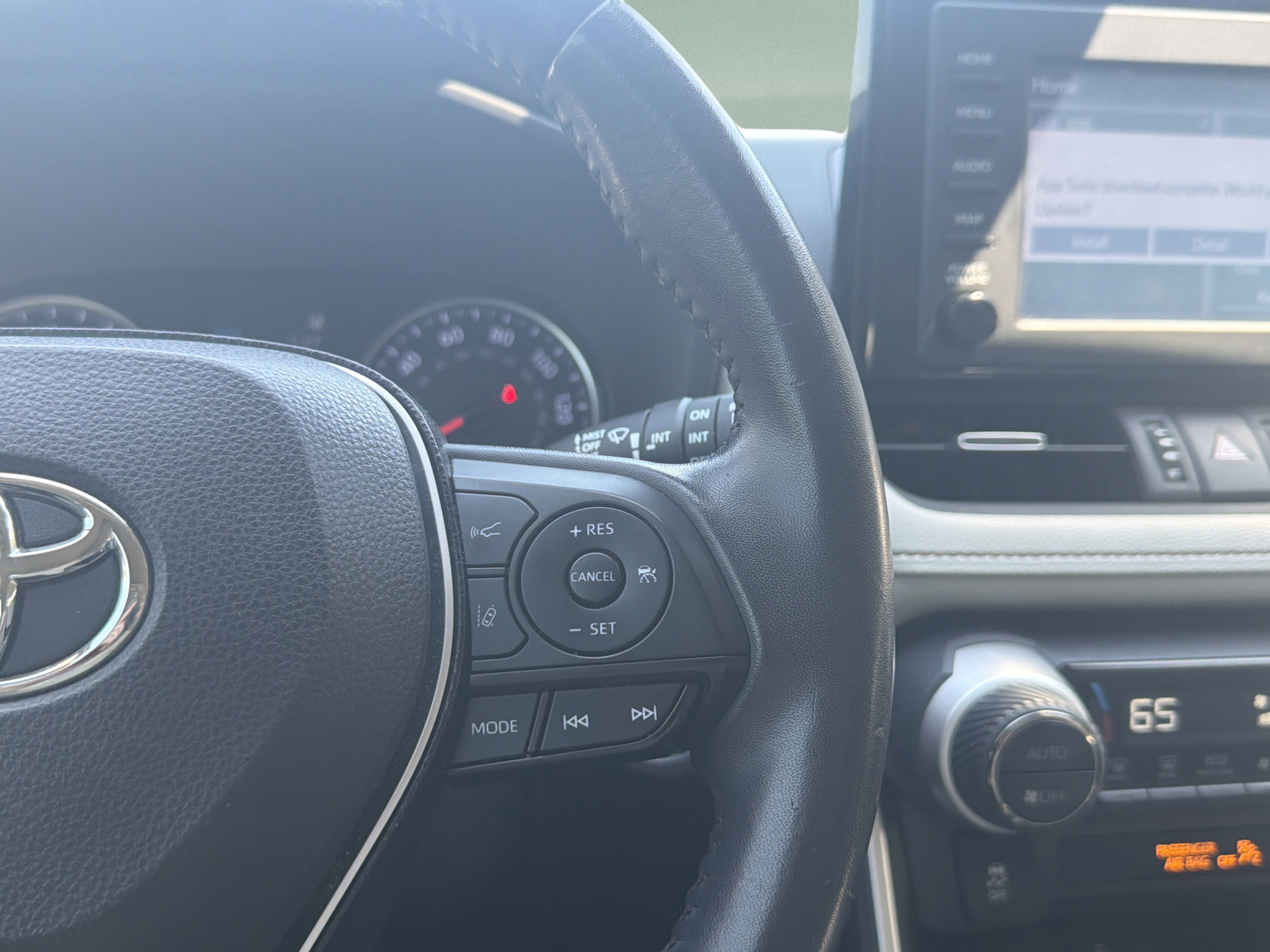 Used 2019 Toyota RAV4 XLE Premium FWD image 10
