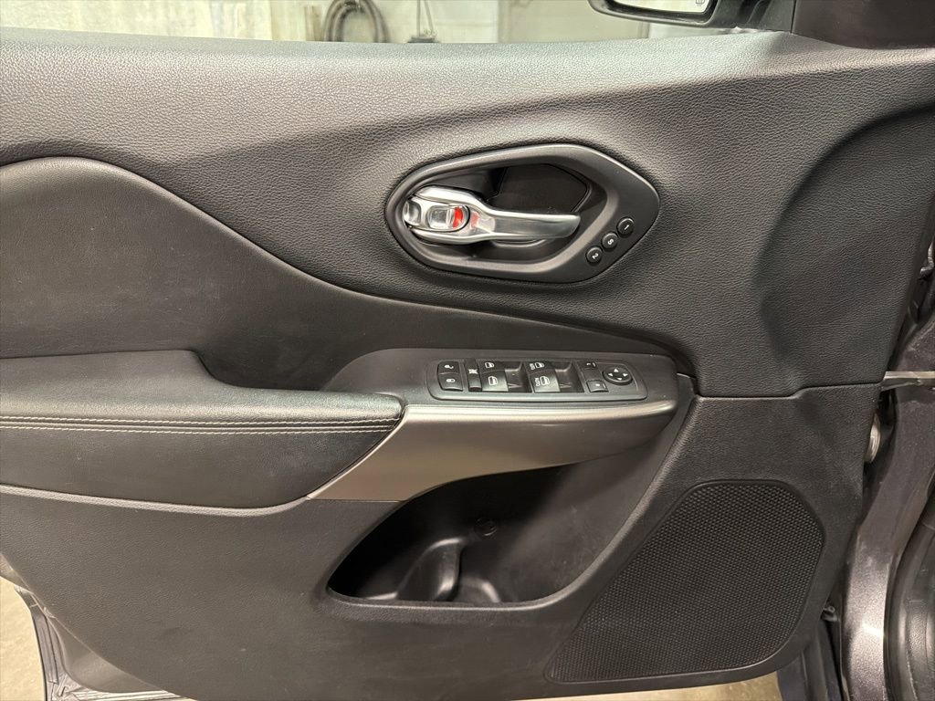 Used 2020 Jeep Cherokee Limited image 14