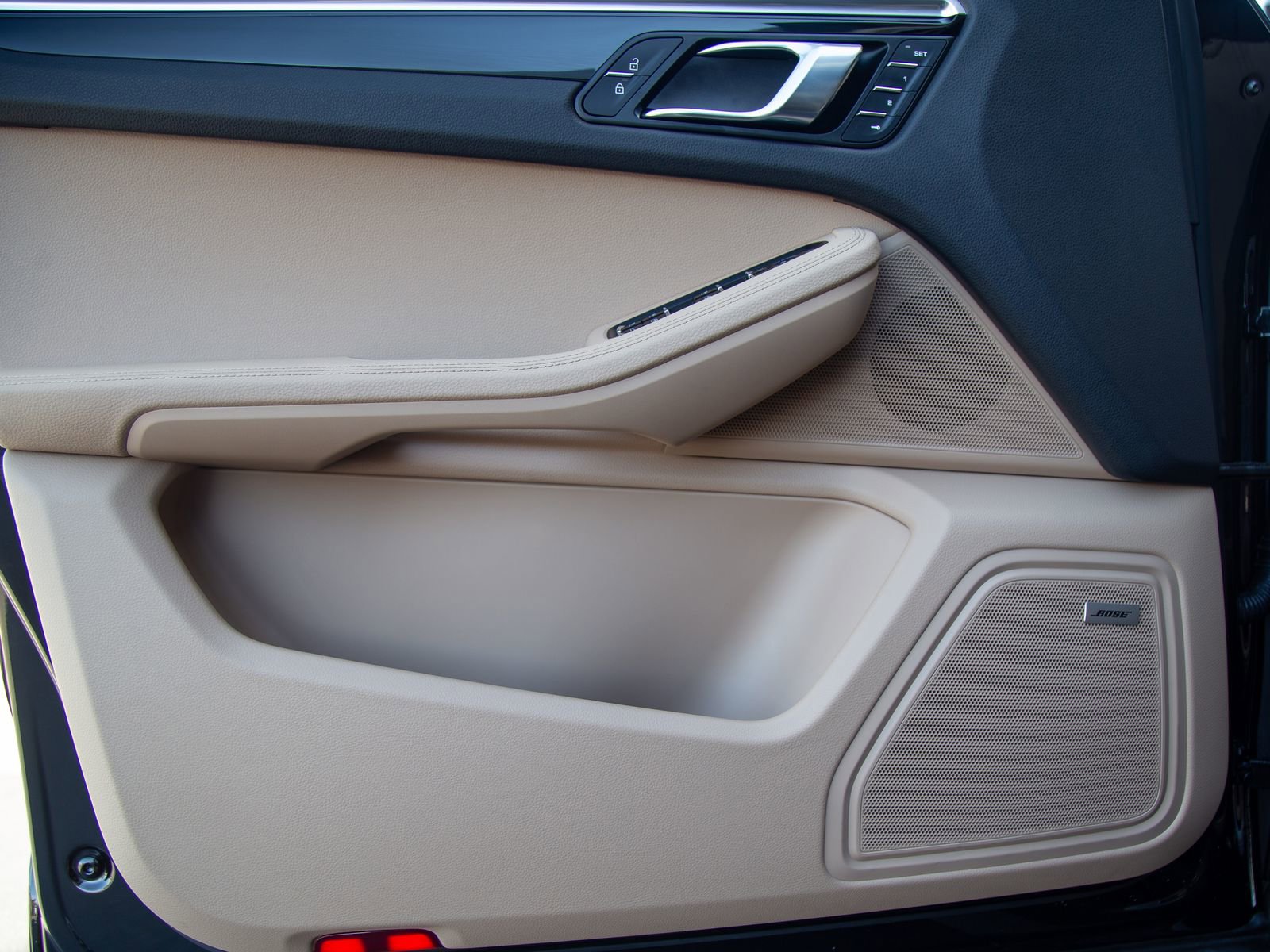Certified 2025 Porsche Macan AWD/4WD image 14