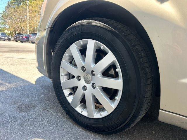 Used 2013 Chrysler Town & Country Touring image 20