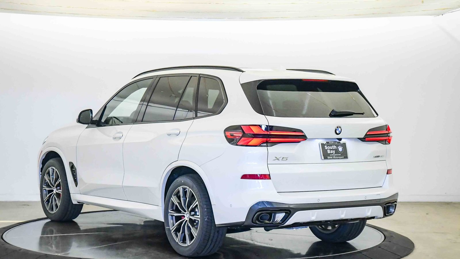New 2026 BMW X5 xDrive40i w/ M Sport Package AWD/4WD image 2