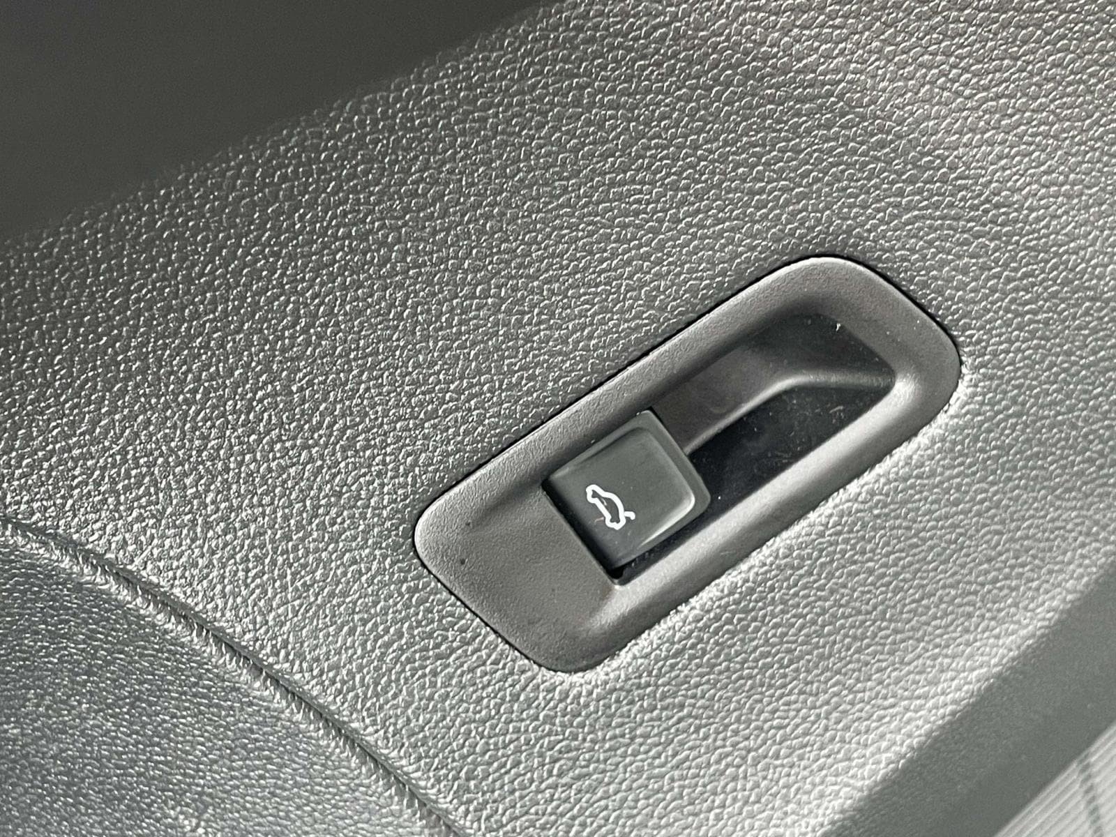 Certified 2025 Volkswagen Atlas Cross Sport SE FWD image 18