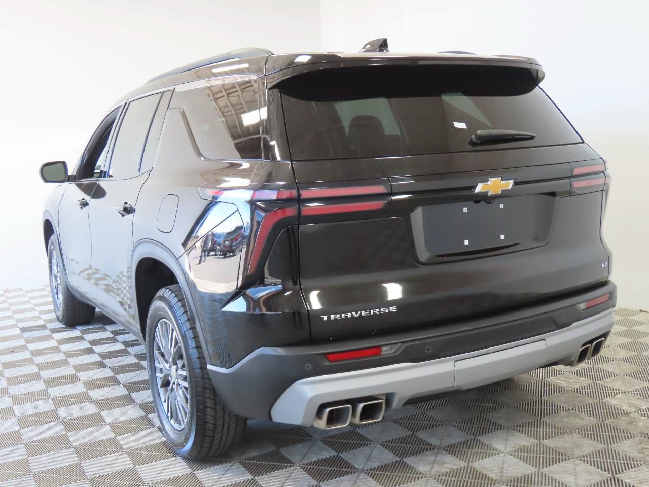 Used 2024 Chevrolet Traverse LT FWD image 3