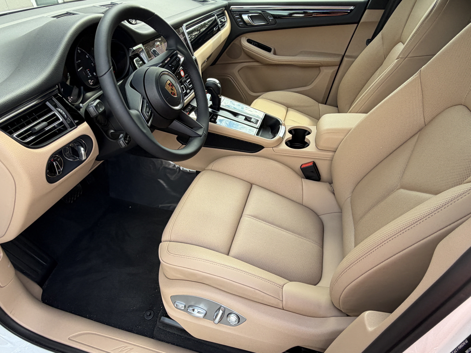 New 2026 Porsche Macan AWD/4WD image 4