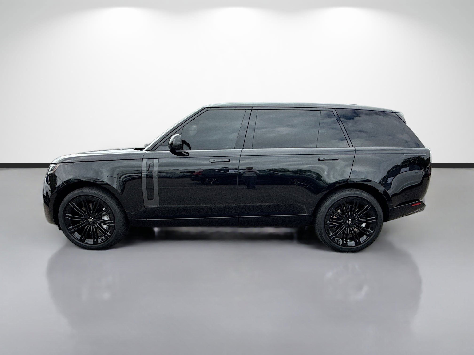 Used 2025 Land Rover Range Rover Long Wheelbase SE AWD/4WD image 2