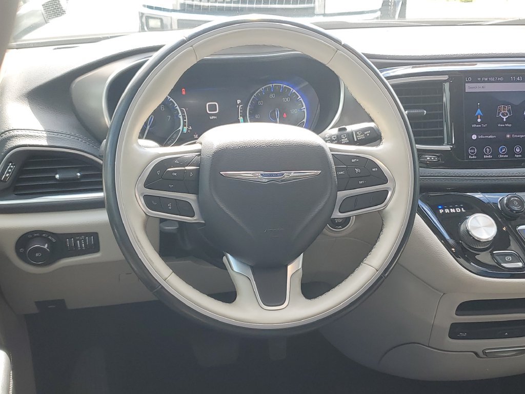 Used 2019 Chrysler Pacifica Limited w/ Tire & Wheel Group FWD image 12