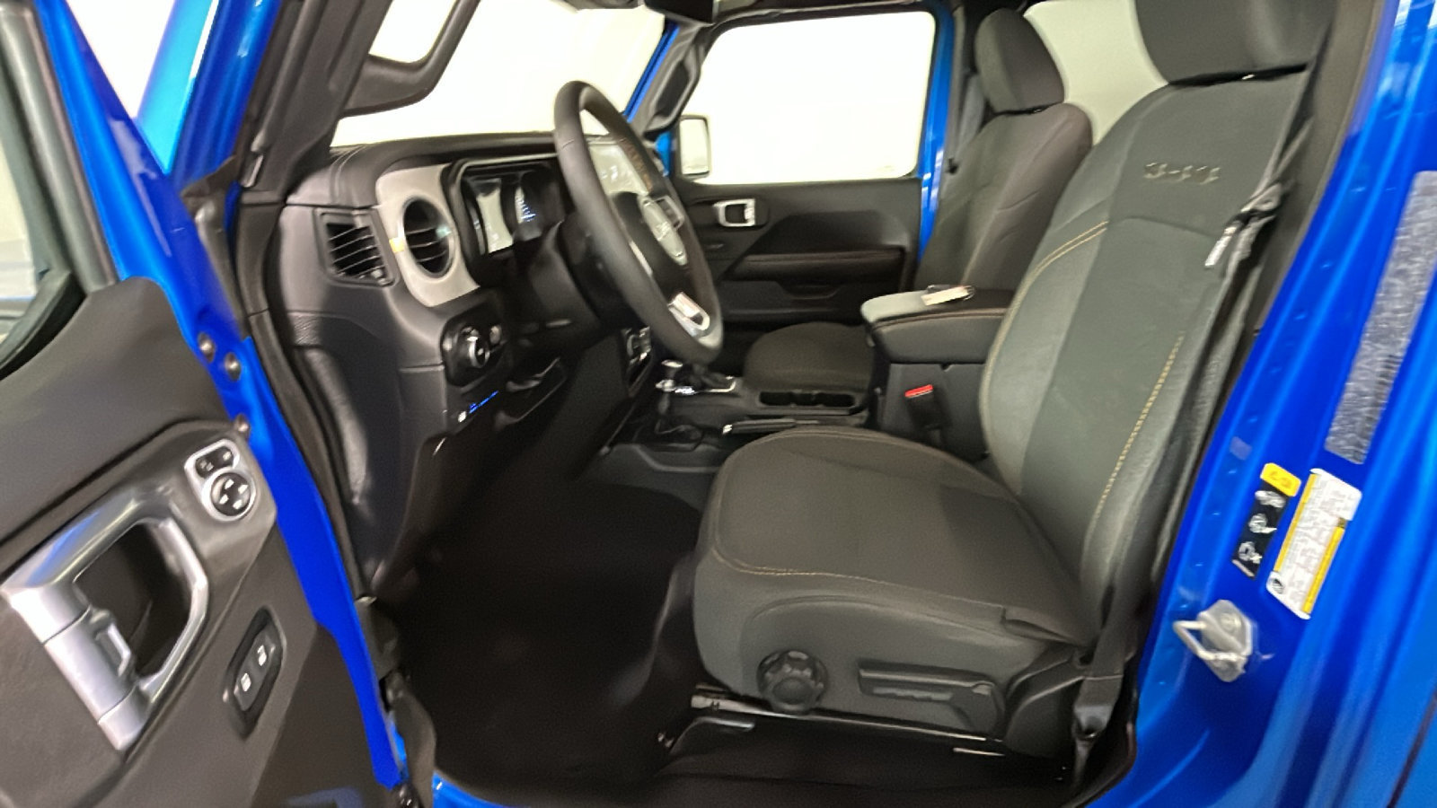 Used 2024 Jeep Wrangler Unlimited Sahara w/ Technology Group AWD/4WD image 13