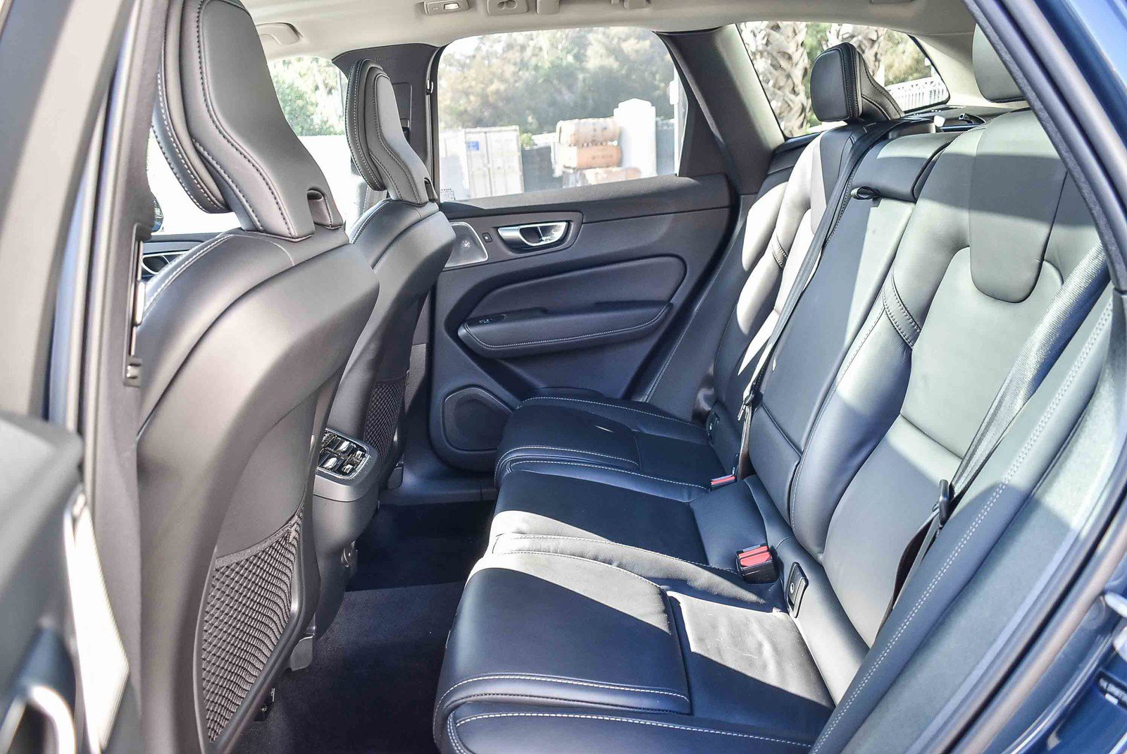 Used 2024 Volvo XC60 B5 Ultimate w/ Protection Package Premier image 18