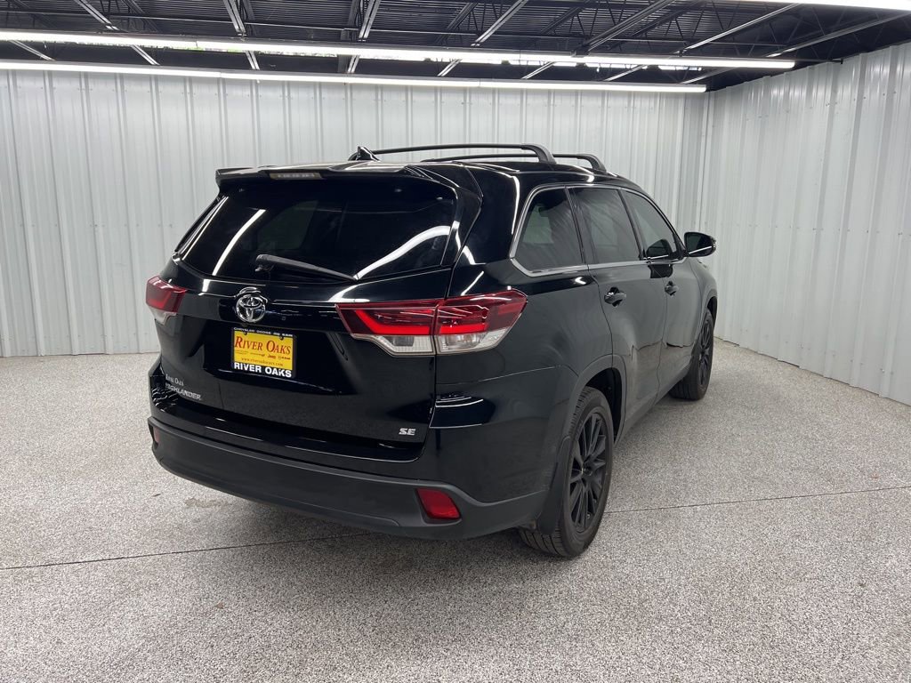 Used 2019 Toyota Highlander SE FWD image 6